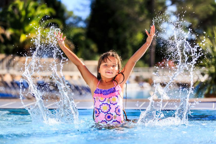 Enfant qui joue dans la piscine