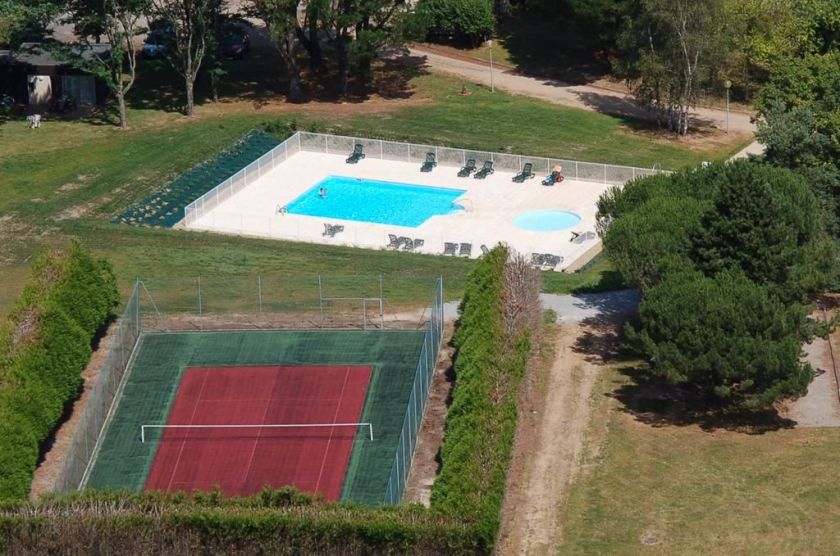 Piscine et terrain de tennis