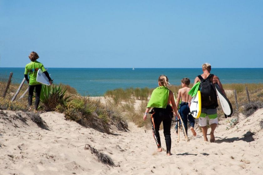 Vastes plages de sable avec activités nautiques