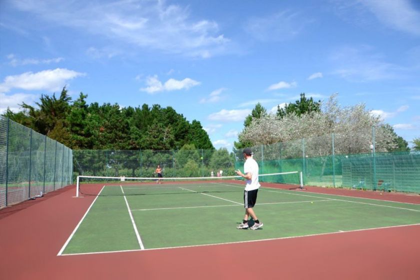 Courts de tennis avec prêt de raquettes !