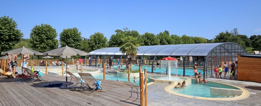 Les piscines naturelles chauffées avec une pataugeoire