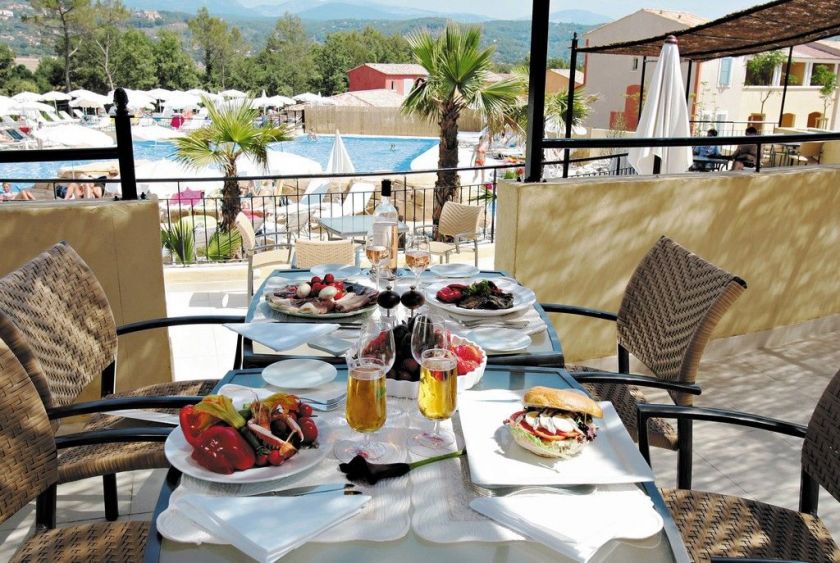 La vue sur le domaine et la piscine extérieure depuis la terrasse