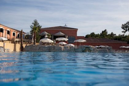 La piscine extérieure du Domaine de Fayence