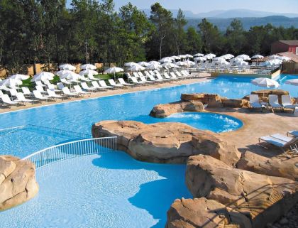 La piscine extérieure de 600 m2