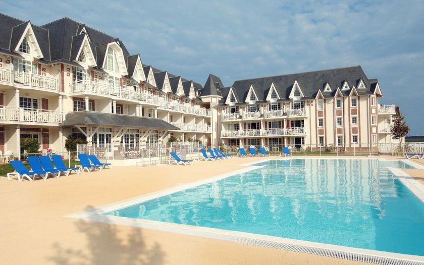 La piscine extérieure chauffée, ouverte de juin à septembre, et la Résidence La Plage