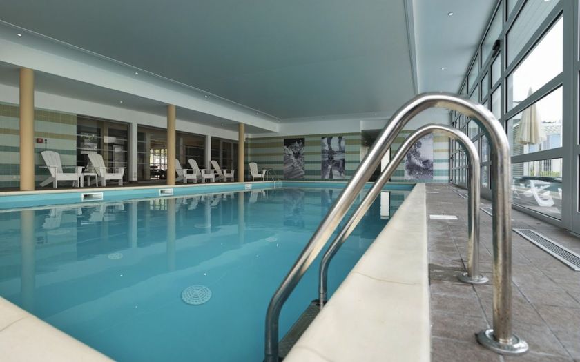 La piscine intérieure chauffée de 153 m² au Domaine du Bois de la Grée