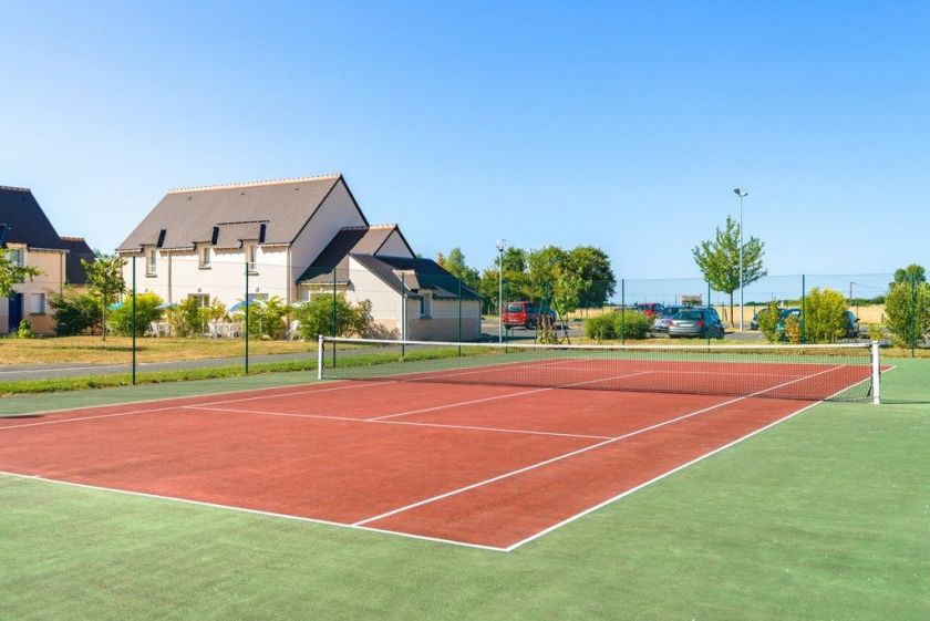 Le terrain de tennis sur place