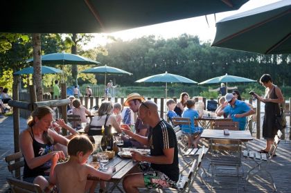 La terrasse du restaurant et le centre de vie commune