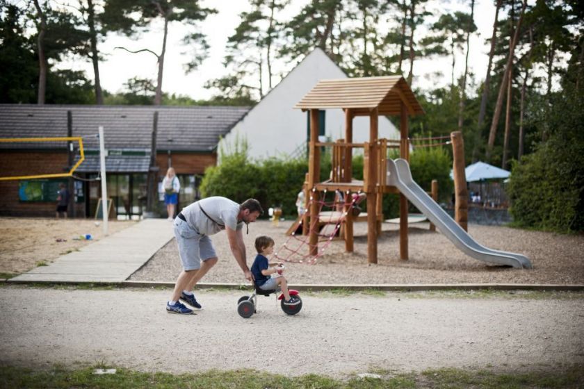 L'aire de jeux pour enfants à Huttopia Rambouillet