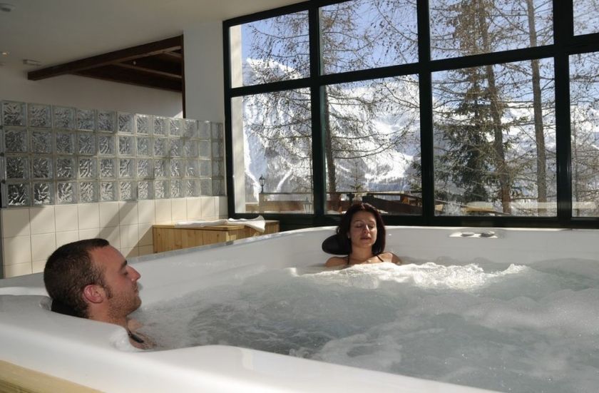 Le jacuzzi de l'espace détente du Village Club du Soleil