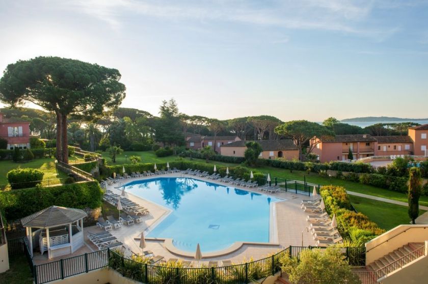 Grande piscine extérieure avec transat et parasol