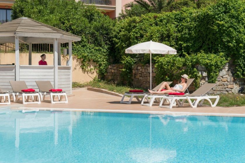 Pool bar (12h-16h en juillet et en août) au bord de la piscine