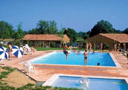 Piscine extérieure ouverte en saison