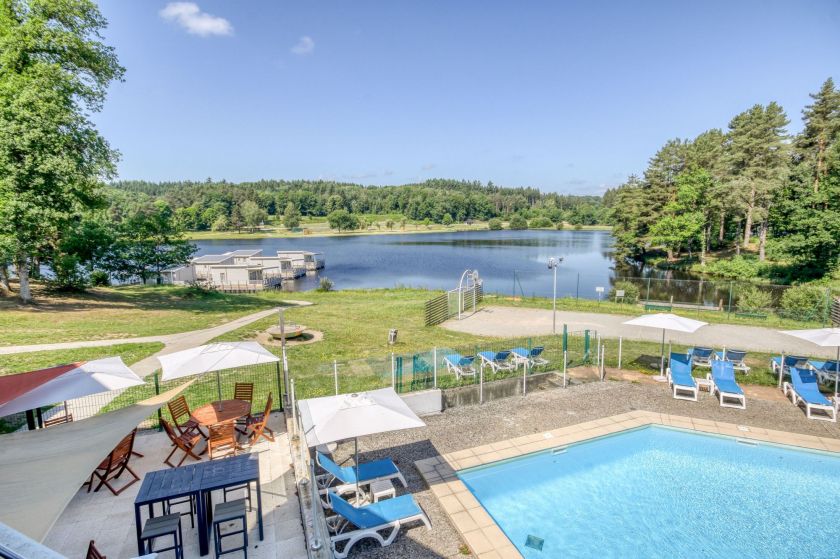 La piscine avec vue sur le lac