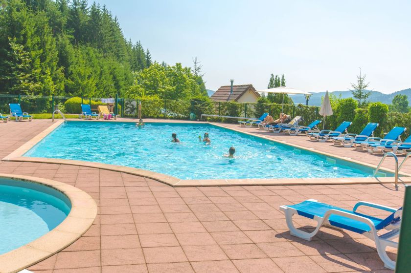 La piscine extérieure et le bassin enfants ouverts en saison