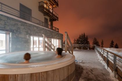 Le jacuzzi extérieur en libre accès de nuit