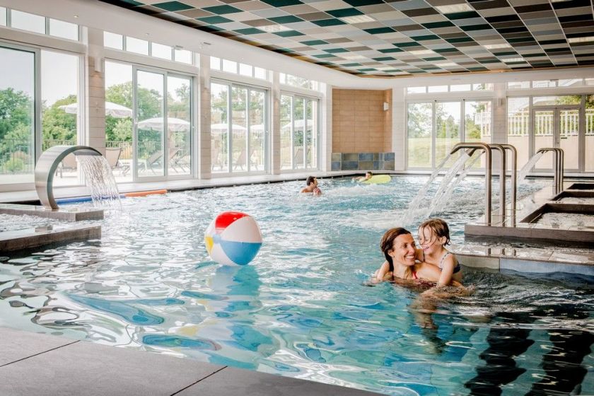 La piscine adulte du B'O Resort à Bagnoles de l'Orne