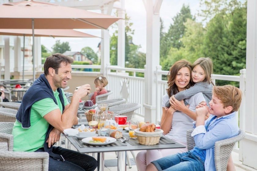 Un moment en famille à la terrasse