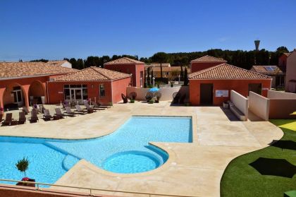 La piscine extérieure de la Résidence Le Domaine de Bacchus à Saint Christol